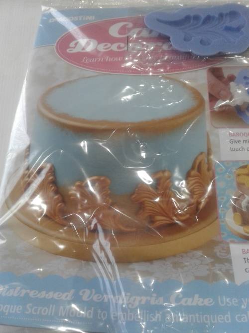 3 X CAKE DECORATIONS INCL. MAGAZINES  (ONE BID )