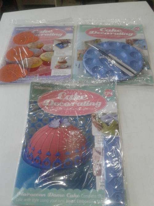 3 X CAKE DECORATIONS INCL. MAGAZINES  (RECIPES )ONE BID