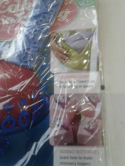 3 X CAKE DECORATIONS INCL. MAGAZINES  (RECIPES )ONE BID