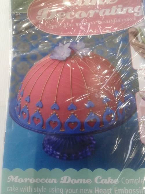 3 X CAKE DECORATIONS INCL. MAGAZINES  (RECIPES )ONE BID