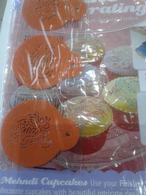 3 X CAKE DECORATIONS INCL. MAGAZINES  (RECIPES )ONE BID