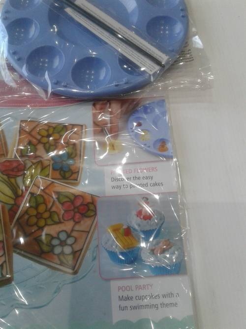 3 X CAKE DECORATIONS INCL. MAGAZINES  (RECIPES )ONE BID