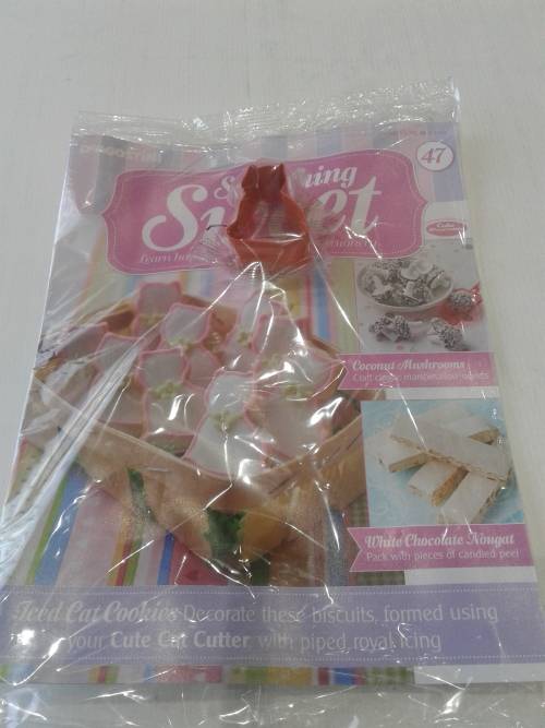 3 X SOMETHING SWEET CAKE DECORATIONS INCL. MAGAZINES  (ONE BID)