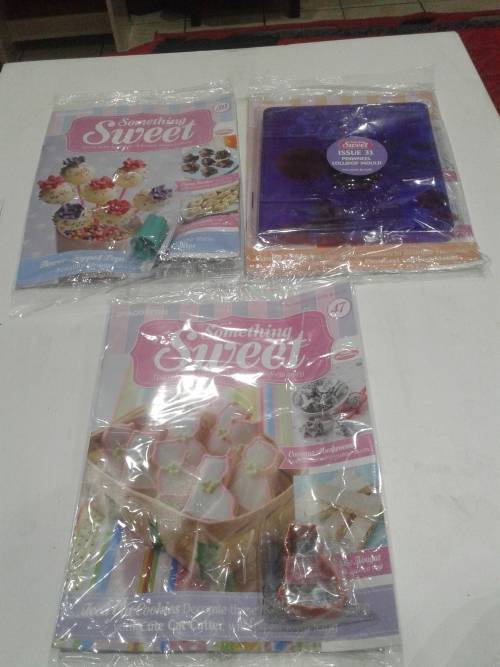 3 X SOMETHING SWEET CAKE DECORATIONS INCL. MAGAZINES, ONE BID