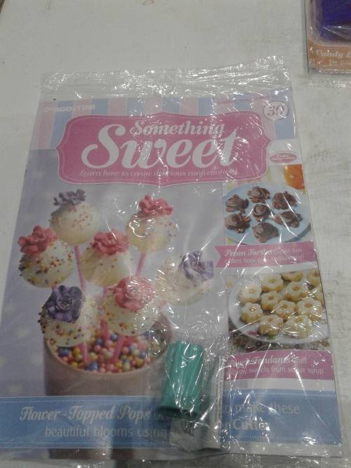 3 X SOMETHING SWEET CAKE DECORATIONS INCL. MAGAZINES, ONE BID