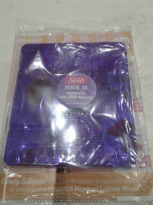 3 X SOMETHING SWEET CAKE DECORATIONS INCL. MAGAZINES, ONE BID