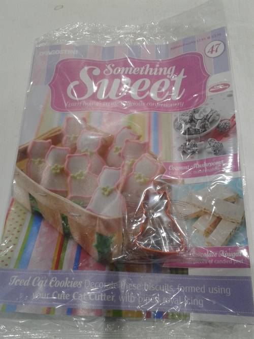3 X SOMETHING SWEET CAKE DECORATIONS INCL. MAGAZINES, ONE BID