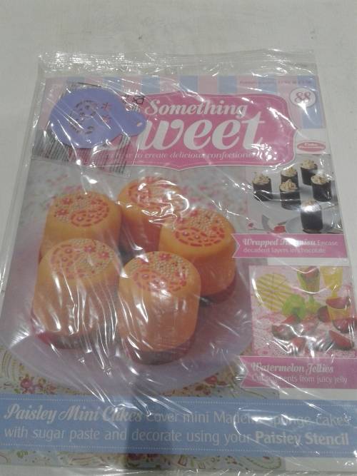 3 X SOMETHING SWEET CAKE DECORATIONS INCL. MAGAZINES, ONE BID