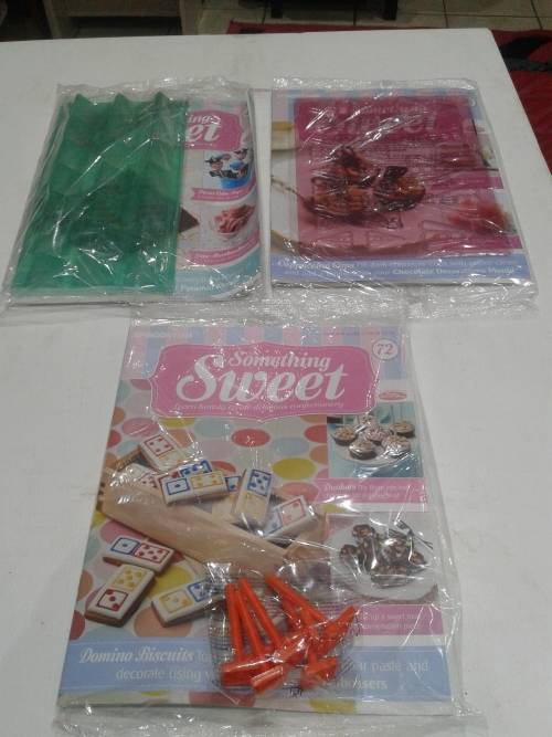 3 X SOMETHING SWEET CAKE DECORATIONS INCL. MAGAZINES, ONE BID