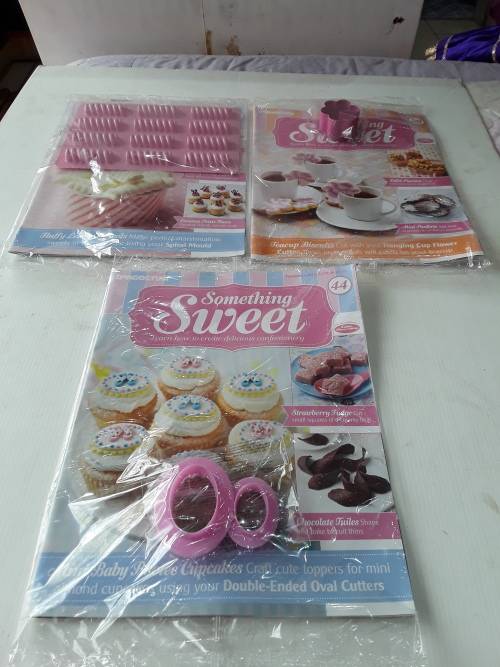 3 X SOMETHING SWEET CAKE DECORATING INCL MAGAZINES, ONE BID