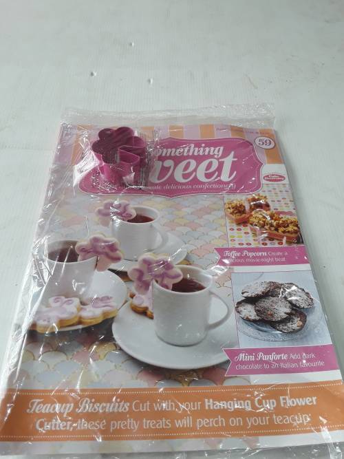 3 X SOMETHING SWEET CAKE DECORATING INCL MAGAZINES, ONE BID