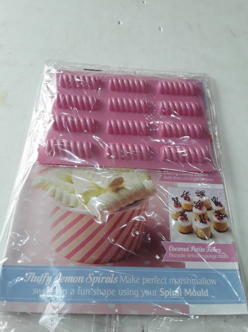 3 X SOMETHING SWEET CAKE DECORATING INCL MAGAZINES, ONE BID