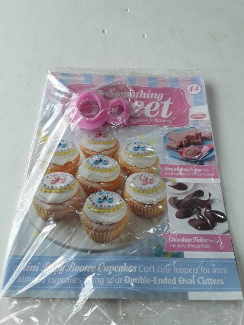 3 X SOMETHING SWEET CAKE DECORATING INCL MAGAZINES, ONE BID