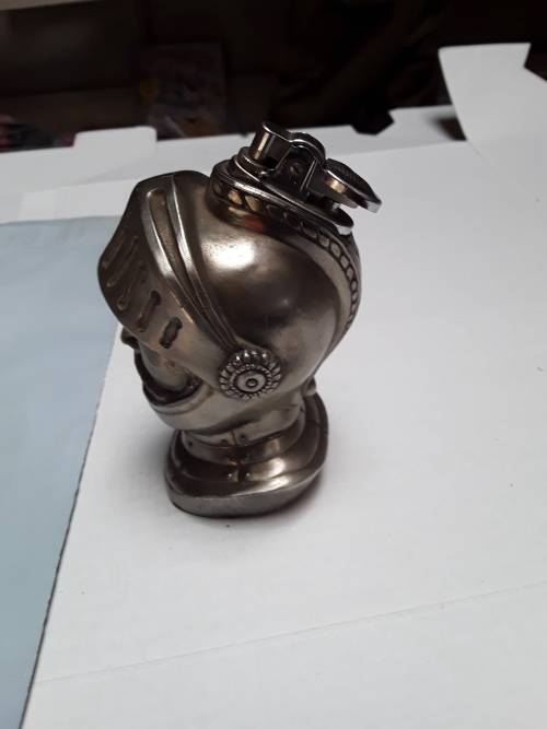 SILVER PLATED KNIGHTS HEAD CIGARETTE LIGHTER(NEEDS REFILL)