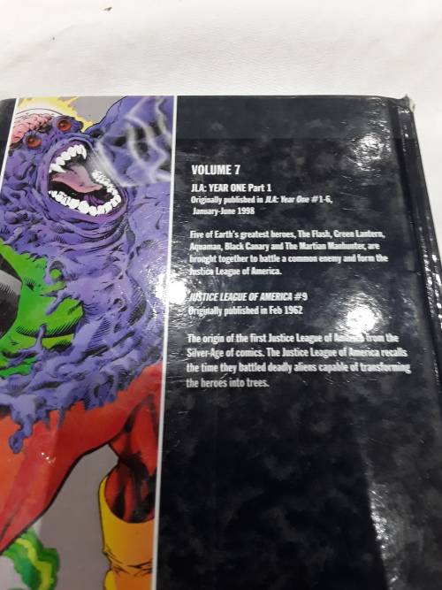 DC HARDCOVER COMIC ( JLA YEAR ONE)PART ONE