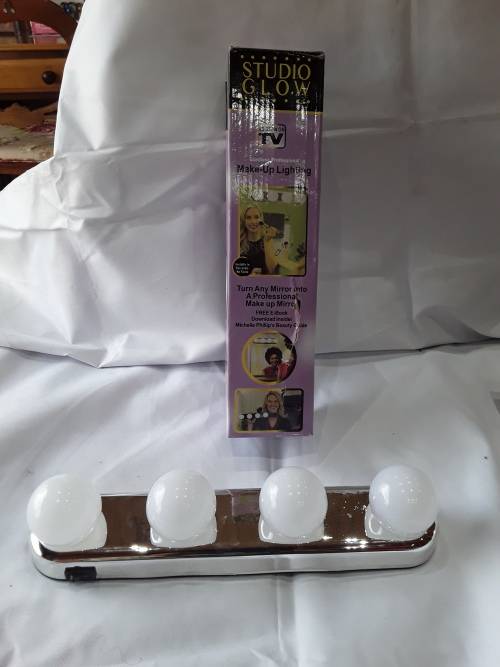STUDIO GLOEW CORDLESS MAKE-UP LIGHTS