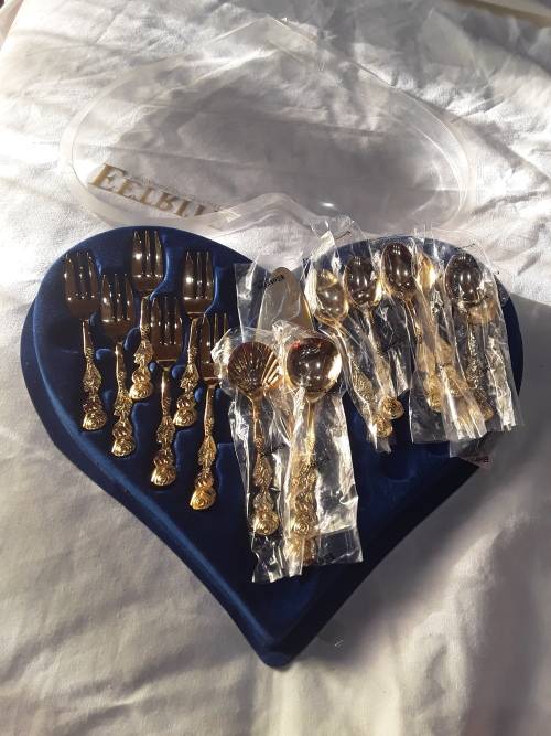 15 PIECE 24 CARAT GOLDPLATED CUTLERY