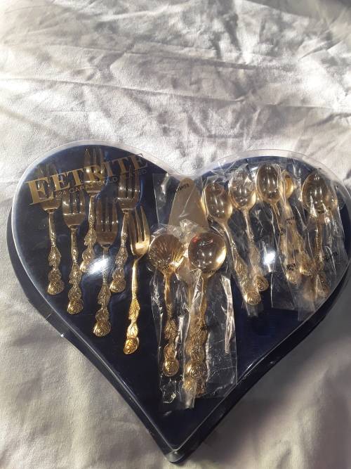15 PIECE 24 CARAT GOLDPLATED CUTLERY