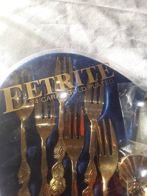 15 PIECE 24 CARAT GOLDPLATED CUTLERY