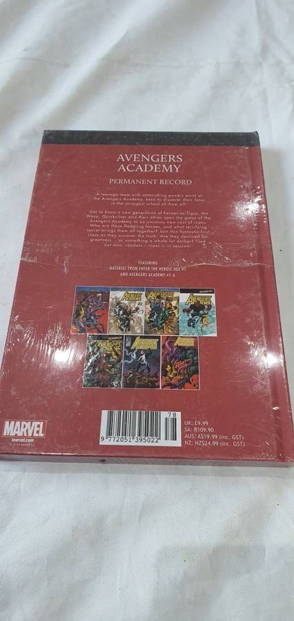 MARVEL HARDCOVER COMIC (AVENGERS ACEDAMY)