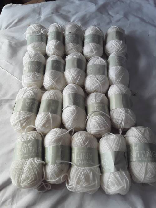 20 x 25g WHITE KNITTING WOOL(ONE BID FOR ALL)