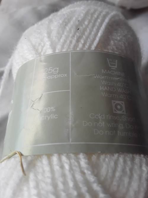 20 x 25g WHITE KNITTING WOOL(ONE BID FOR ALL)