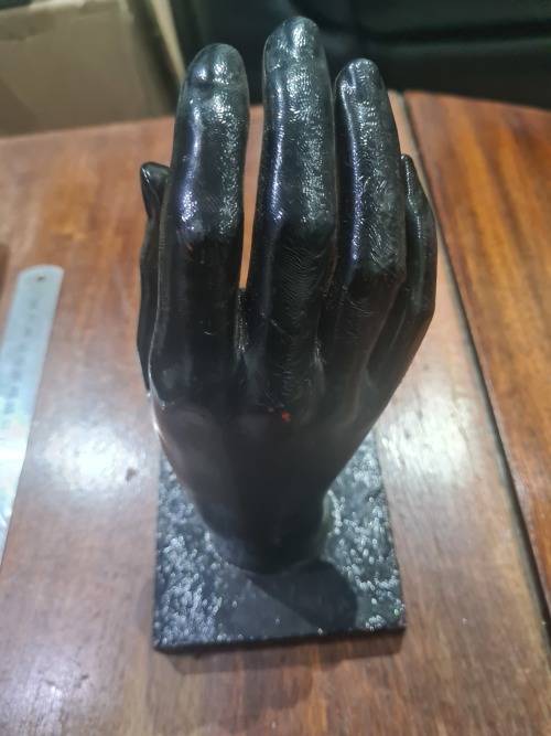 WOODEN HAND ON PLATFORM(19CM HEIGHT)