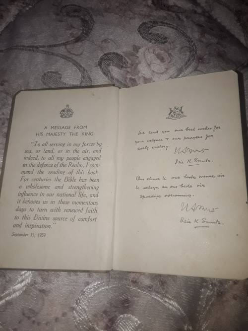 1943 WOODEN COVER BIBLE WITH ORIGINAL SIGNATURE OF ISSIE K SMUTS