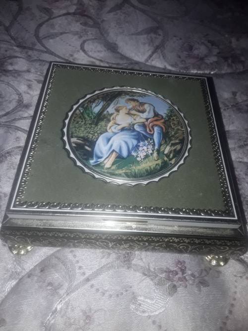 HINGED AND FOOTED ROMANTIC SCENE TIN(VINTAGE)