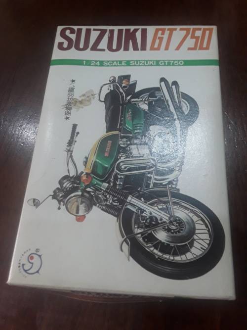 SUZUKI GT 750(1/24 SCALE)TO BUILD(UNBUILT)