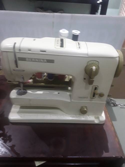 VINTAGE BERNINA  730 RECORD SEWING MACHINE IN COMPATIBLE SUITCASE(WITH ALL ASSC.)WORKS LIKE A BOMB