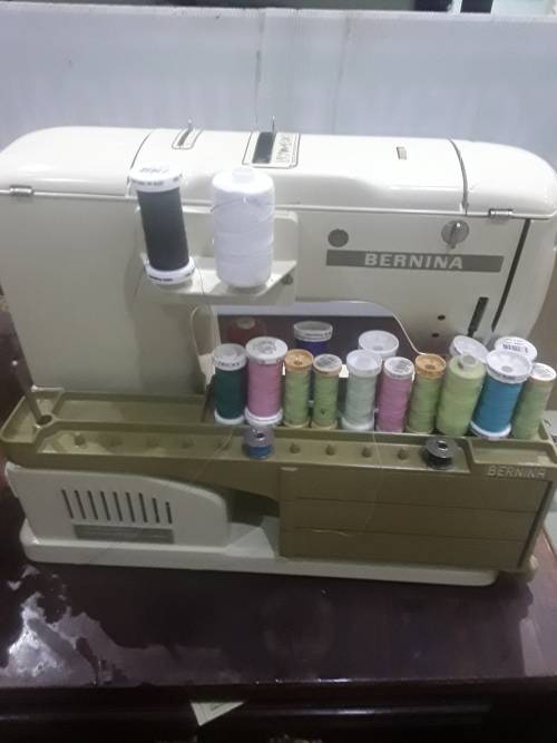 VINTAGE BERNINA  730 RECORD SEWING MACHINE IN COMPATIBLE SUITCASE(WITH ALL ASSC.)WORKS LIKE A BOMB