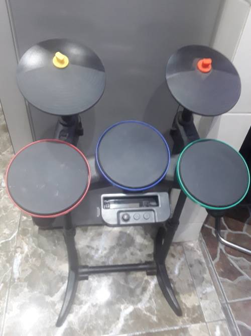 NINTENDO WII CONSOLE WITH 8 GAME DISCS,DRUM,GUITAR,MICROPHONE, DANCE BOARD and ASSESCORIES