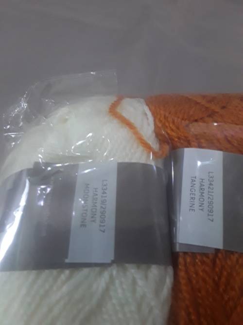 PACK OF 5 (25g ea.)KNITTING WOOL INCL.2 X BLACK CRAFT THREADS