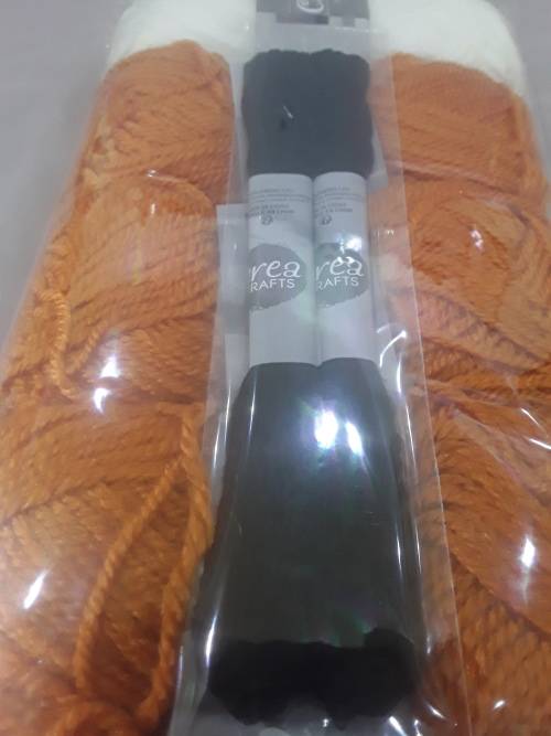 PACK OF 5 (25g ea.)KNITTING WOOL INCL.2 X BLACK CRAFT THREADS