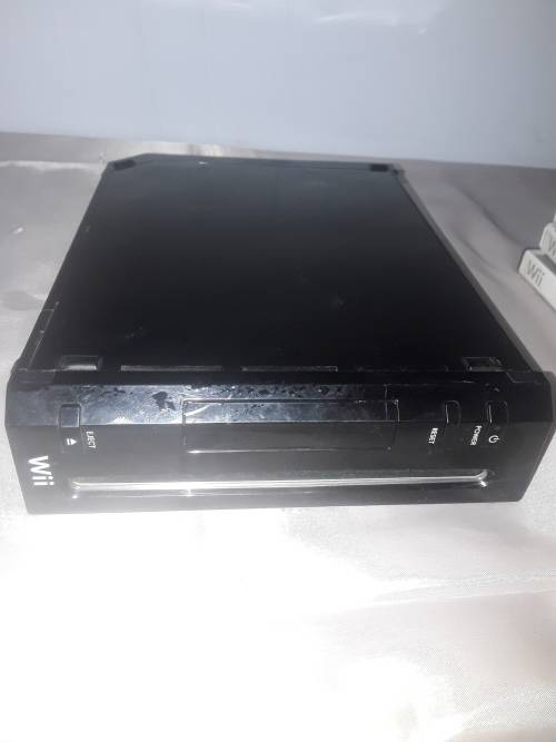 NINTENDO WII CONSOLE INCLUDING P.SUPPLY ,4 GAME DISCS AND ASSESCORIES