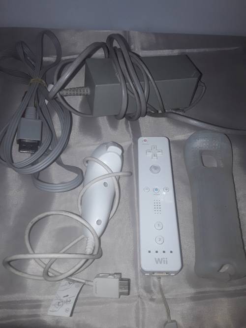 NINTENDO WII CONSOLE INCLUDING P.SUPPLY ,4 GAME DISCS AND ASSESCORIES
