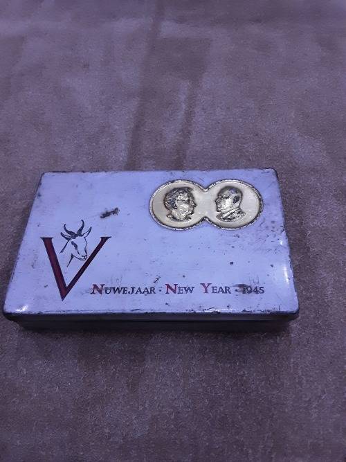 1945 SA GIFT CIGARETTE TIN(SIGNED ISIE K SMUTS)