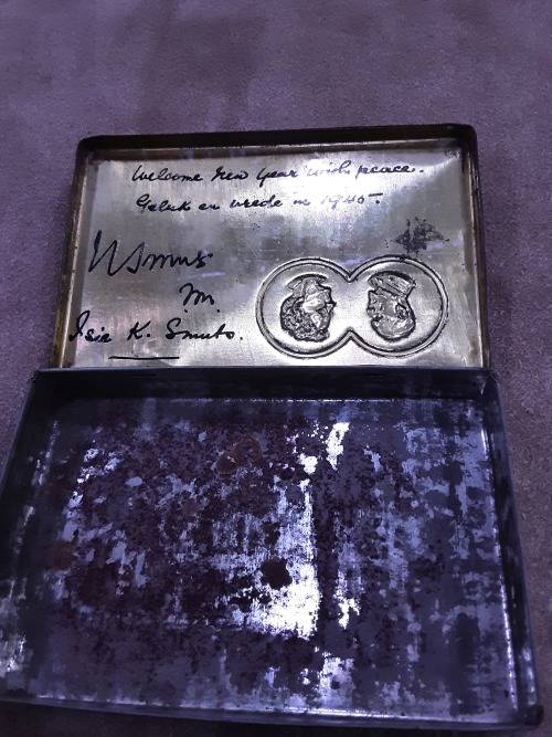 1945 SA GIFT CIGARETTE TIN(SIGNED ISIE K SMUTS)