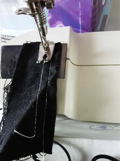 MINI ELECTRIC SEWING MACHINE WITH DOUBLE THREAD AND 2 SPEED CONTROL