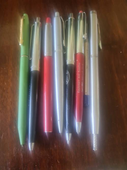 JOB LOT COLLECTORS VINTAGE PENS AND REFILL (PARKER,ETC..)