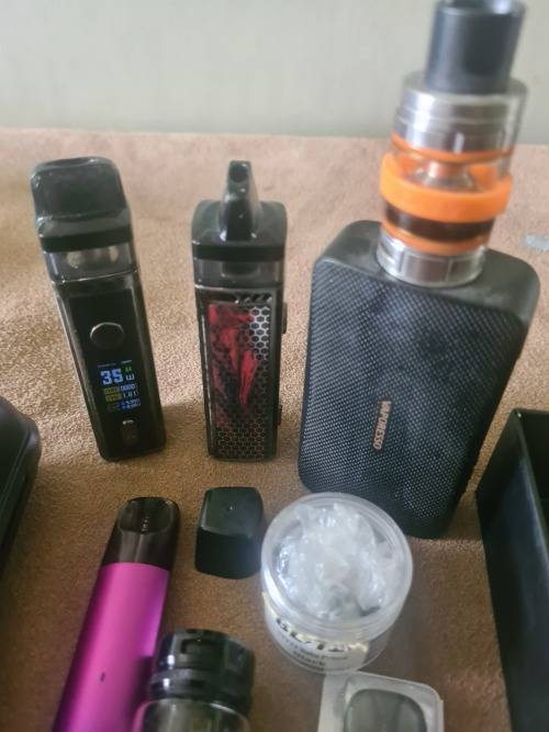 JOB LOT 4 PIECE VAPES WITH ASSESCORIES