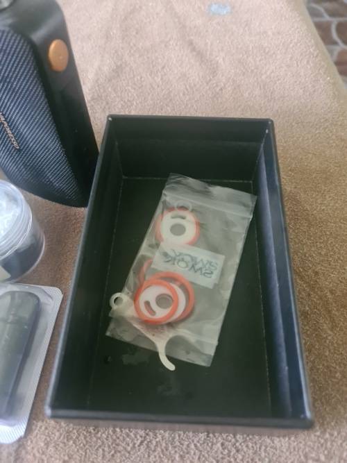 JOB LOT 4 PIECE VAPES WITH ASSESCORIES