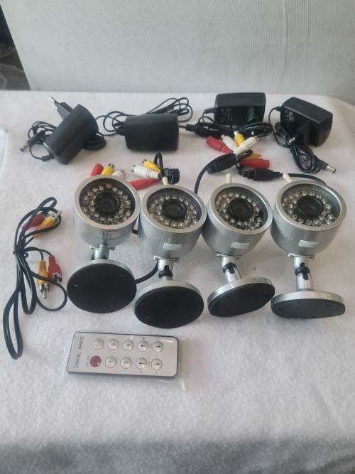 SET OF FOUR WIRELESS CAMERAS WITH REMOTE AND CABLES