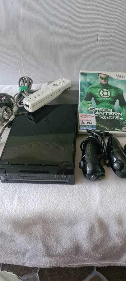 NINTENDO WII (BLACK)INCL.2 NUNCHUK ADAPTERS,A WHITE REMOTE,P.SUPPLY AND A GAME DISC-SEE DESCRIPTION