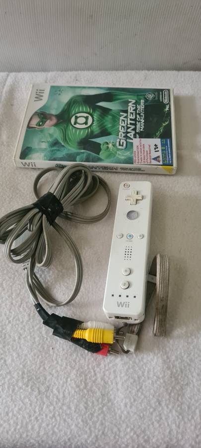 NINTENDO WII (BLACK)INCL.2 NUNCHUK ADAPTERS,A WHITE REMOTE,P.SUPPLY AND A GAME DISC-SEE DESCRIPTION