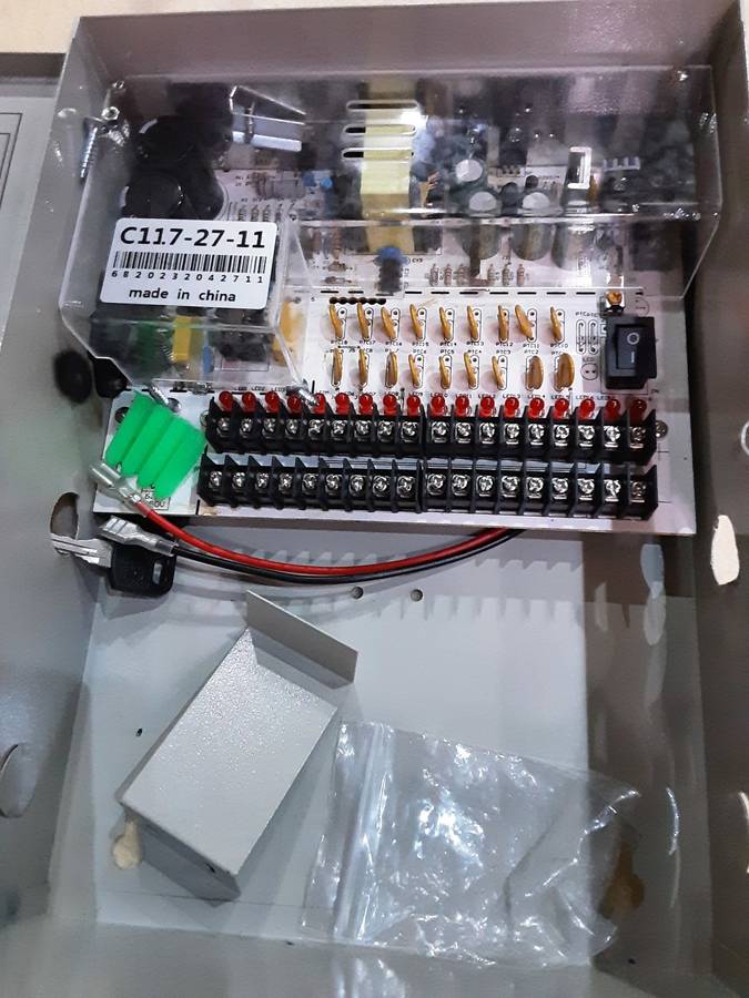 12 VDC POWER SUPPLY WITH BATTERY BACKUP