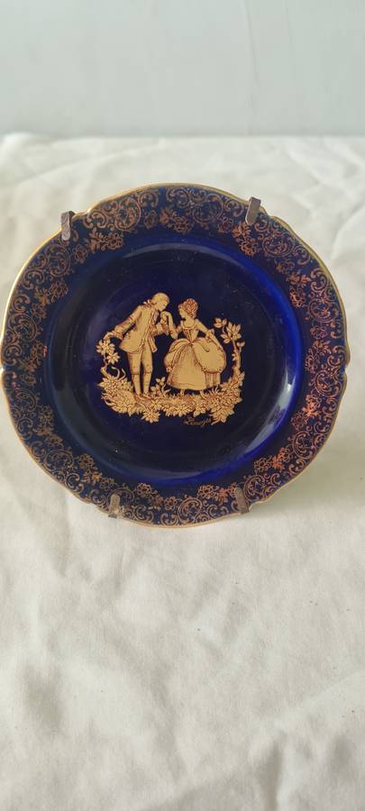 VINTAGE PORCELAIN WALLPLATE ON STAND(LIMOGES CASTEL FRANCE)