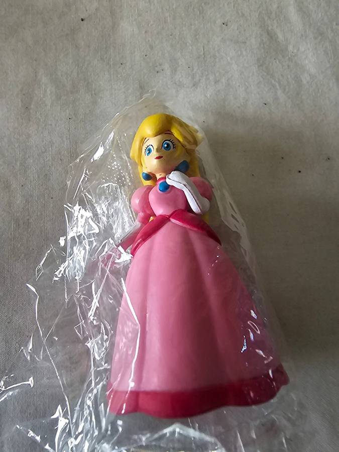 6 PIECE COLLECTABLE MINI TOYS(INCL.MARIO BROS AND LUIGI)