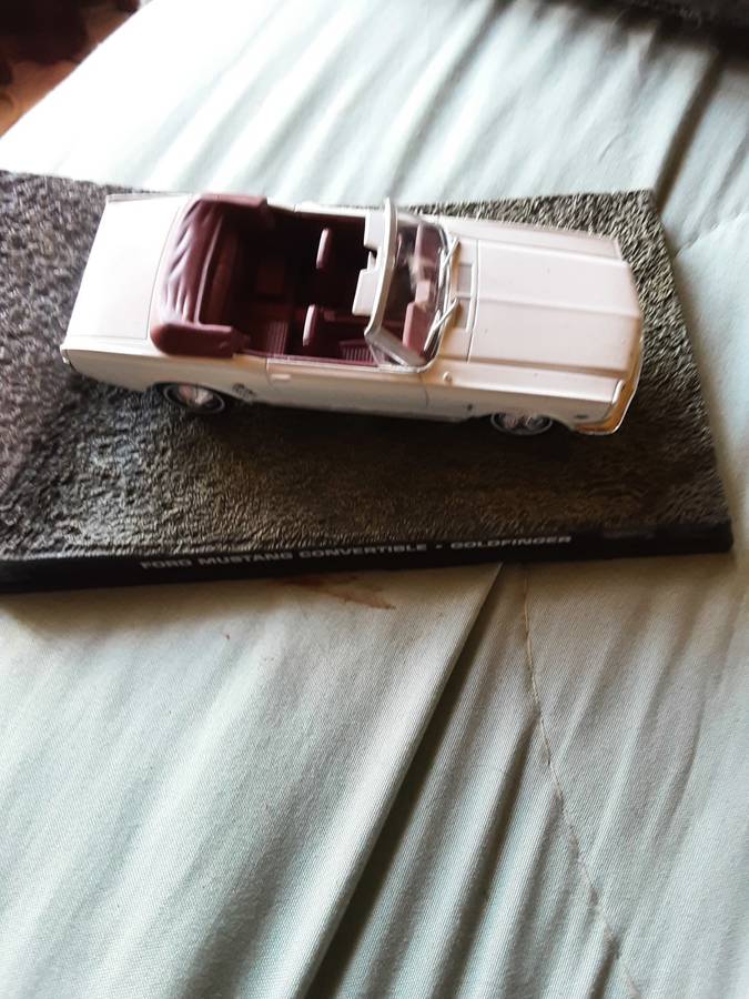 JAMES BOND DIE CAST MODEL FORD MUSTANG CONVERTIBLE-SCALE 1:43(GOLDFINGER)